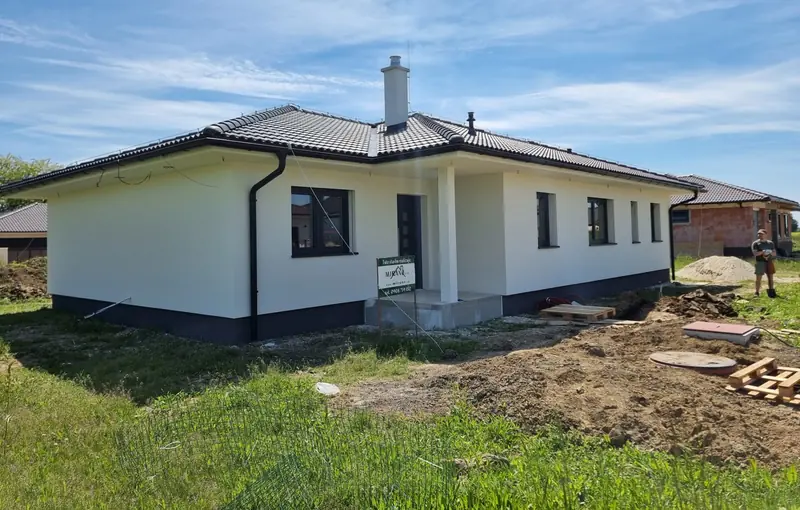 Omietnutý bungalov s valbovou strechou pred dokončením terénu