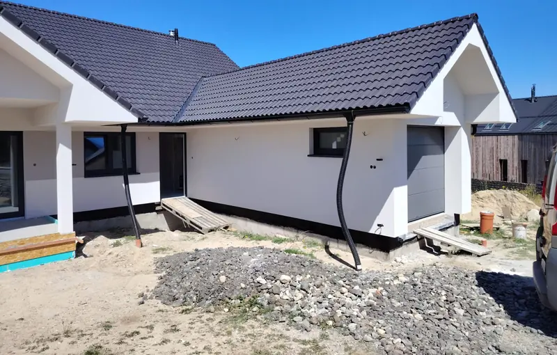 Bungalov v tvare L so sedlovou strechou