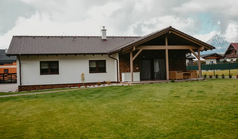 Vzorový dom MIRANO s dreveným prestrešením terasy